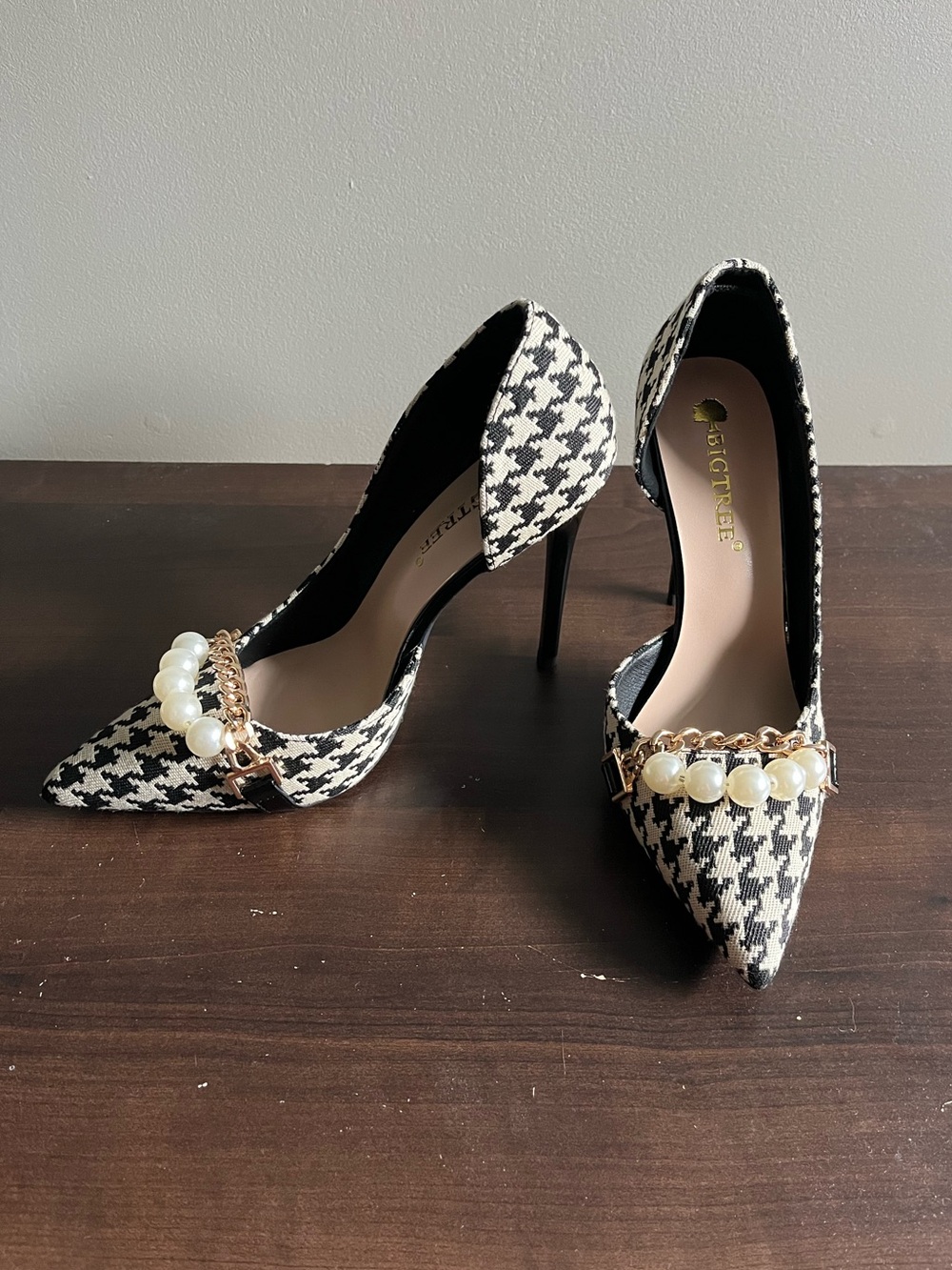 NWT Bigtree Houndstooth Pumps Size 37